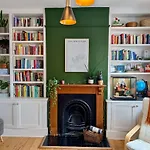 Charming And Modern Flat In Wimbledon