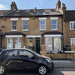 Charming And Modern Flat In Wimbledon